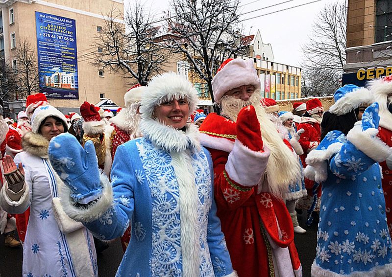 Новогоднее шествие Дедов Морозов