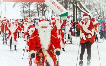 Лыжный забег Дедов Морозов и Снегурочек