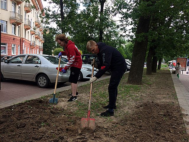 Трудовой десант на клумбах города