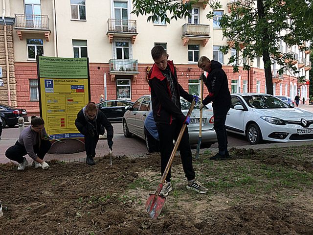 Трудовой десант на клумбах города