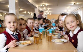 В Беларуси продолжается пилотный проект по организации питания в школах, инициированный Правительством