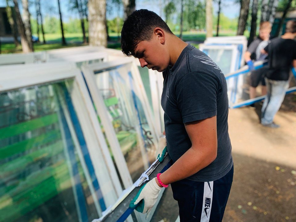 Молодежь трудится