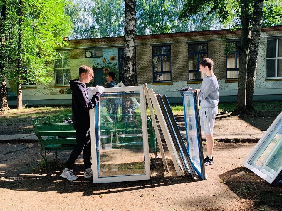 Молодежь трудится