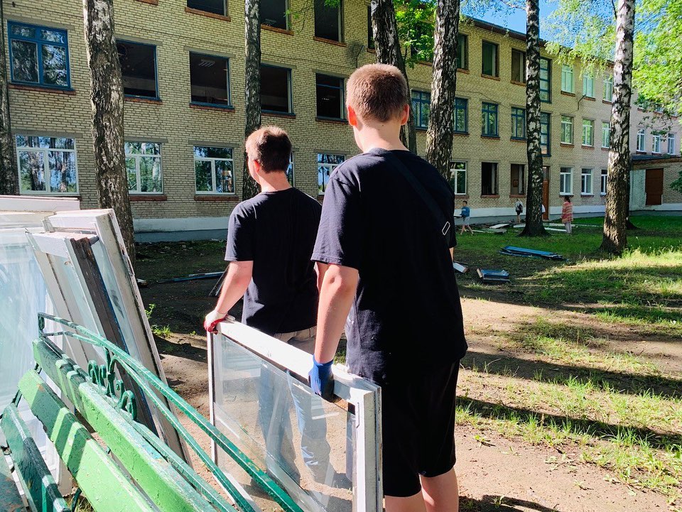 Молодежь трудится