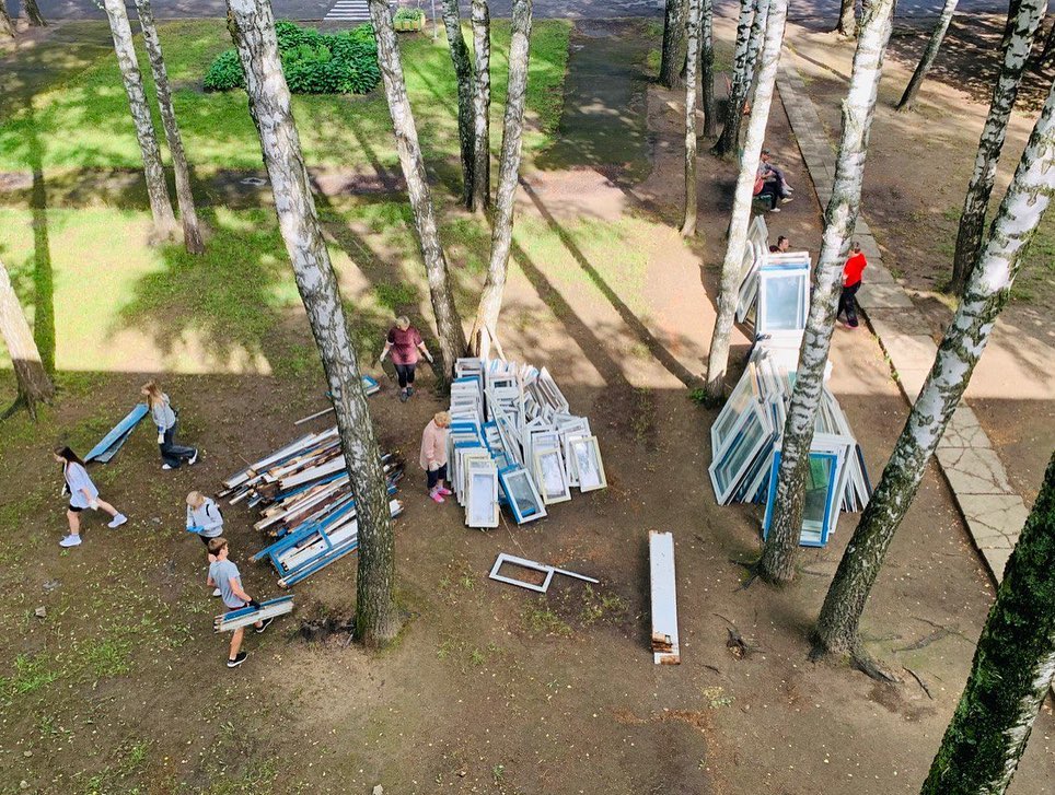 Молодежь трудится