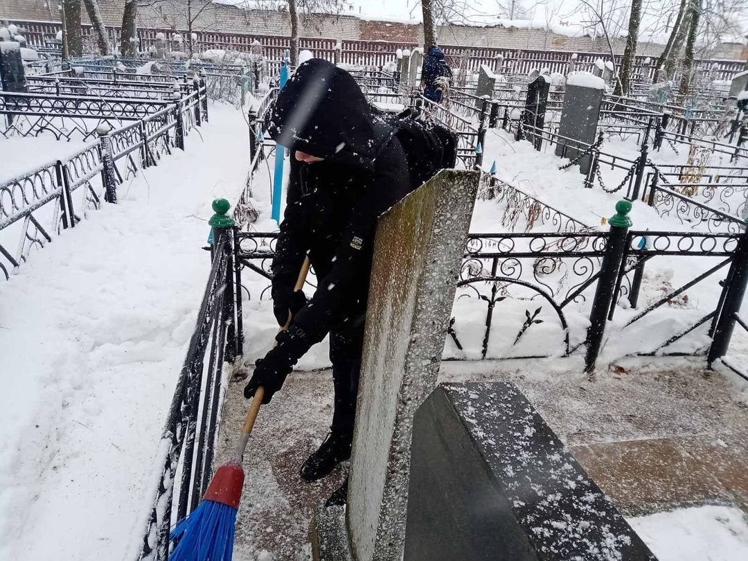 Очистка воинских захоронений от выпавшего снега
