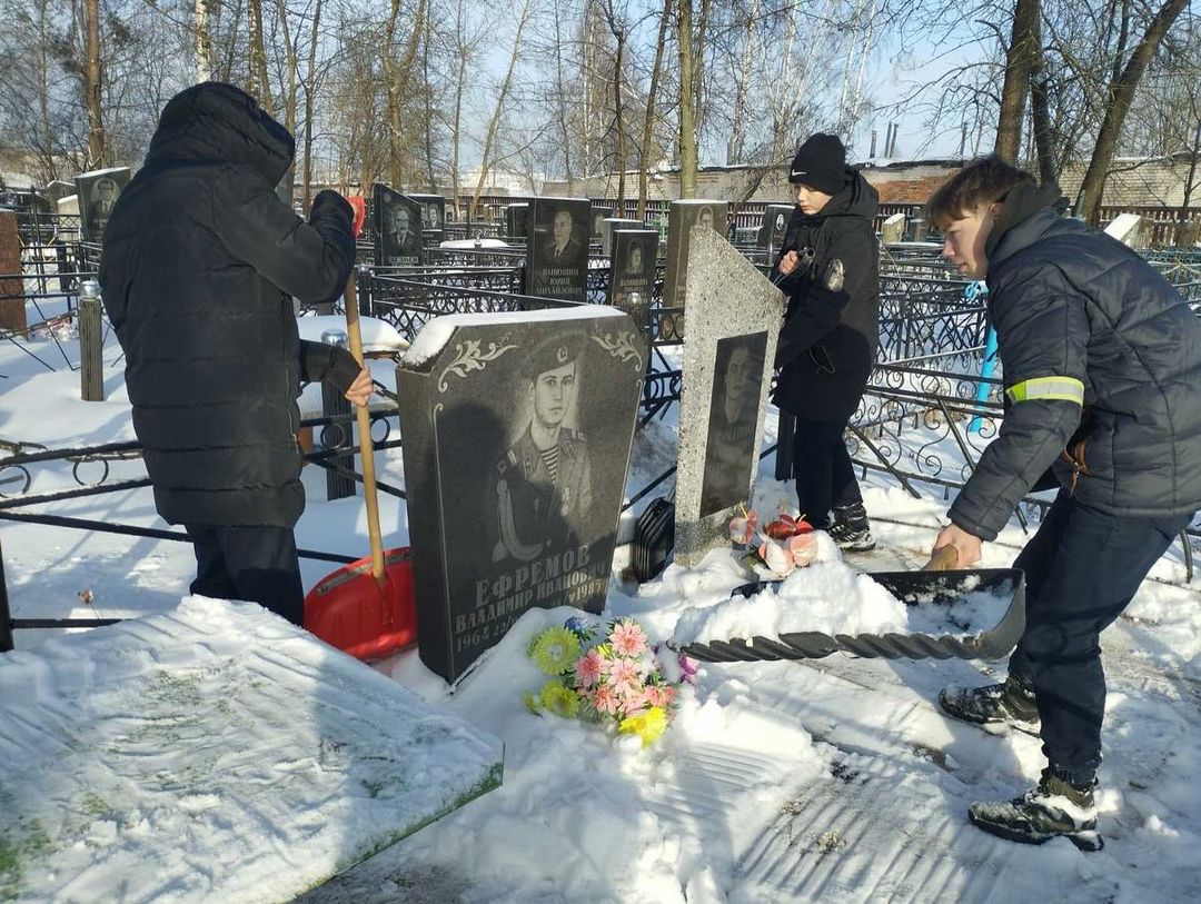 Очистка воинских захоронений от выпавшего снега