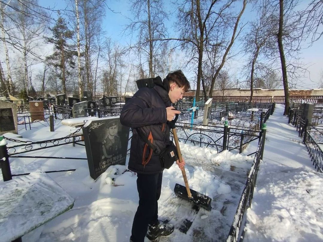 Очистка воинских захоронений от выпавшего снега