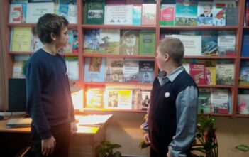 Беседа у тематической книжной выставки в библиотеке «Павел Масленников - художник и педагог»