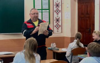 Представители Белорусской железной дороги предупреждают!