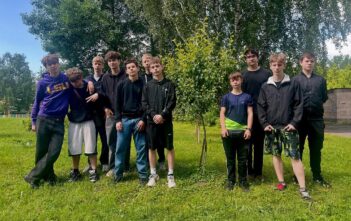 Молодежь работает