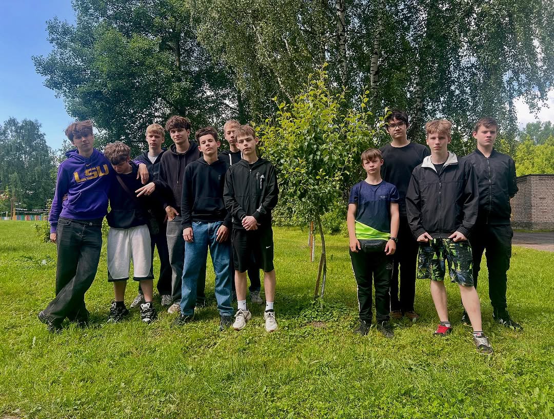 Молодежь работает