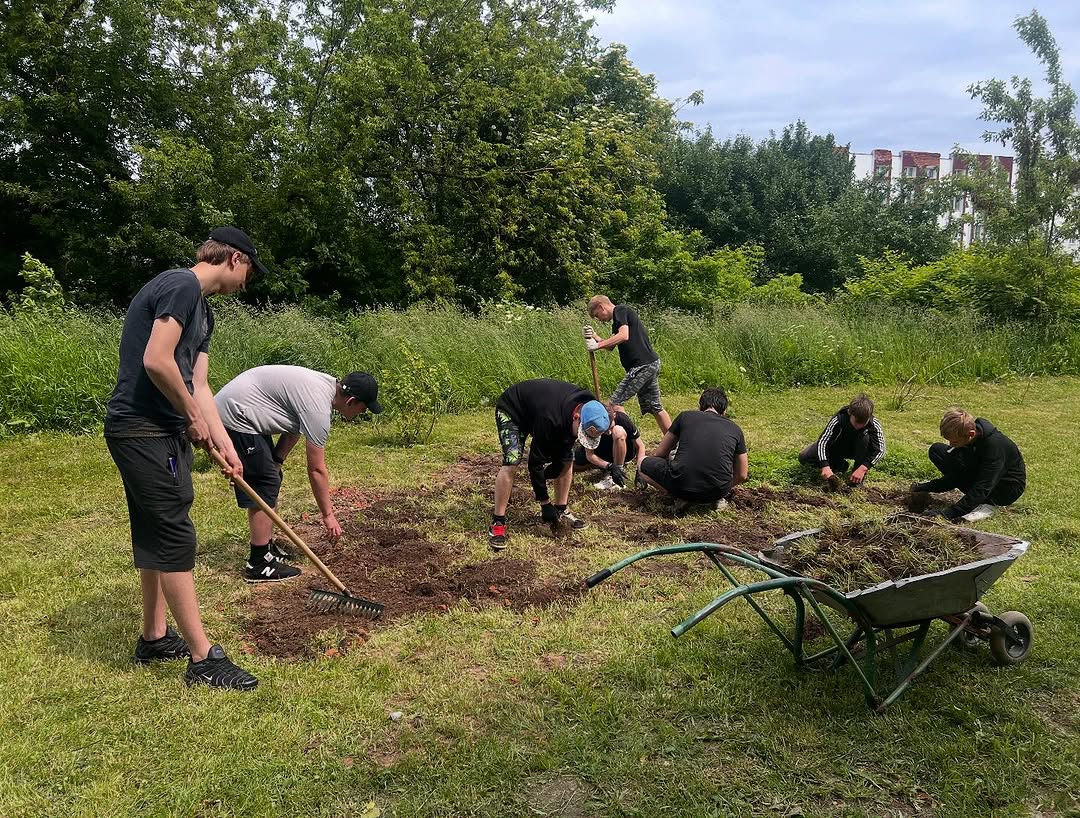 Молодежь работает