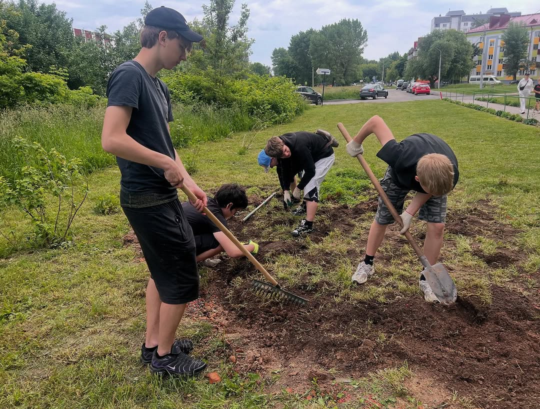 Молодежь работает