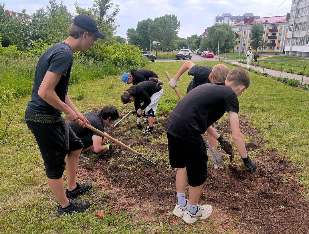 Молодежь работает