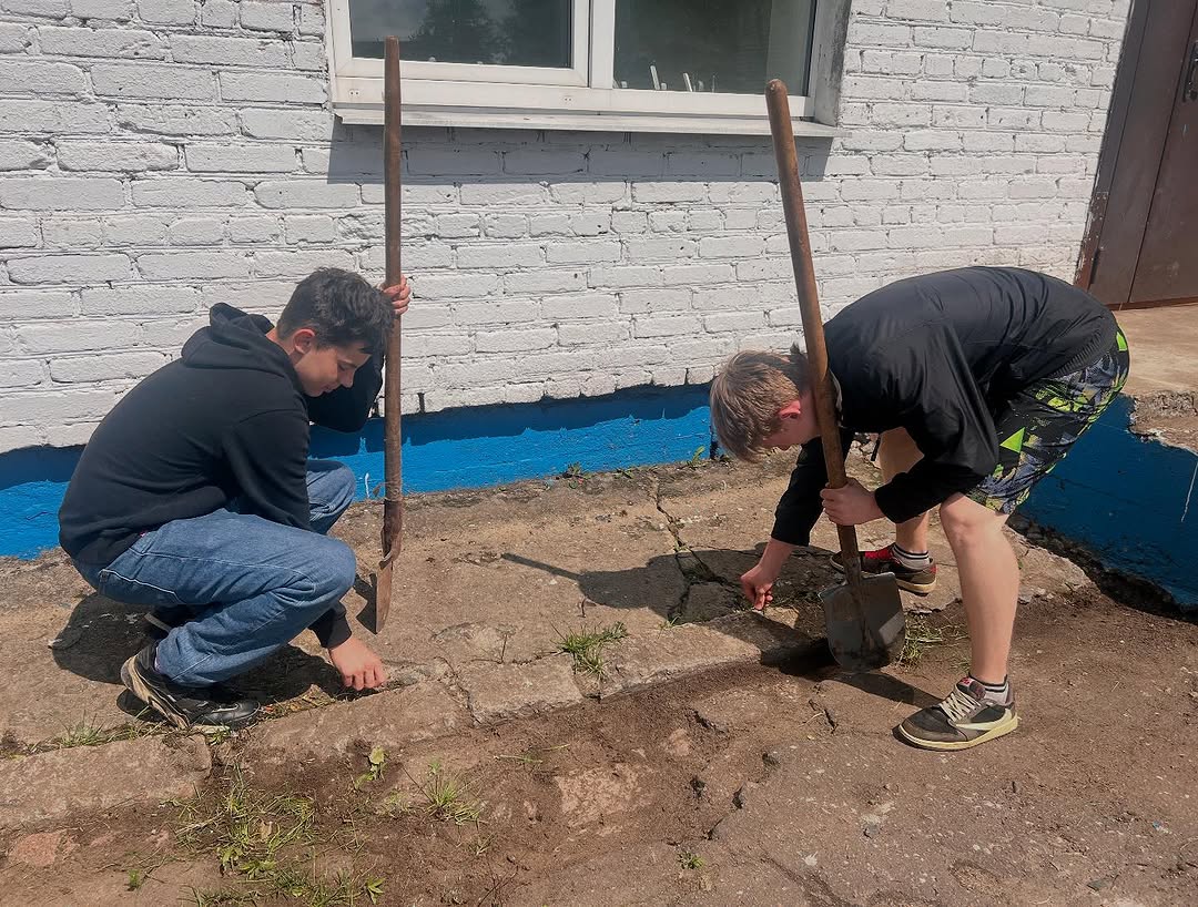 Молодежь работает