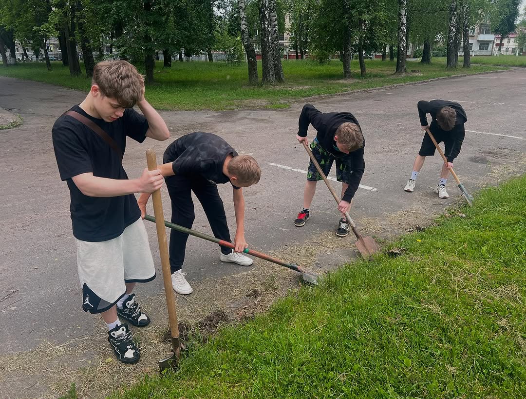 Молодежь работает