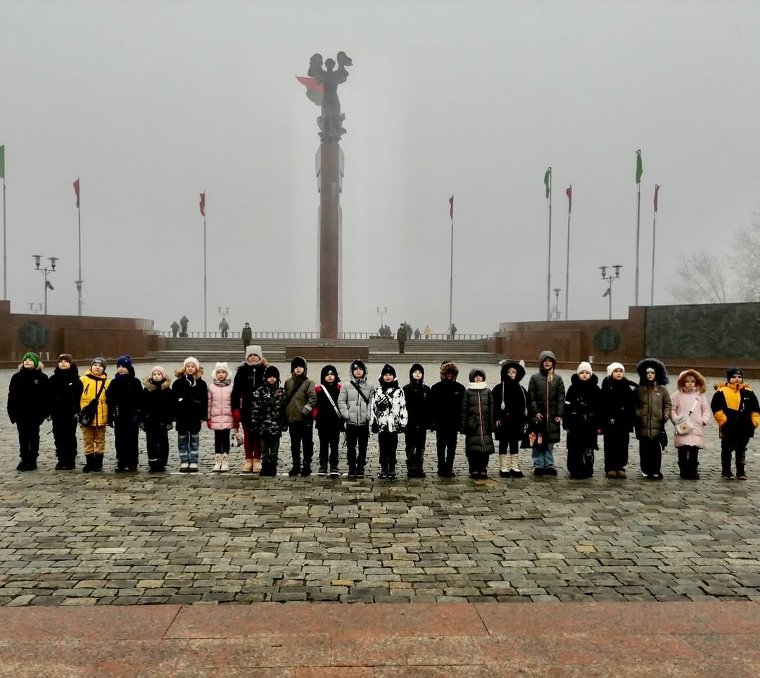 Памяти павших будем достойны