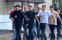 Строевая стойка и чеканный шаг